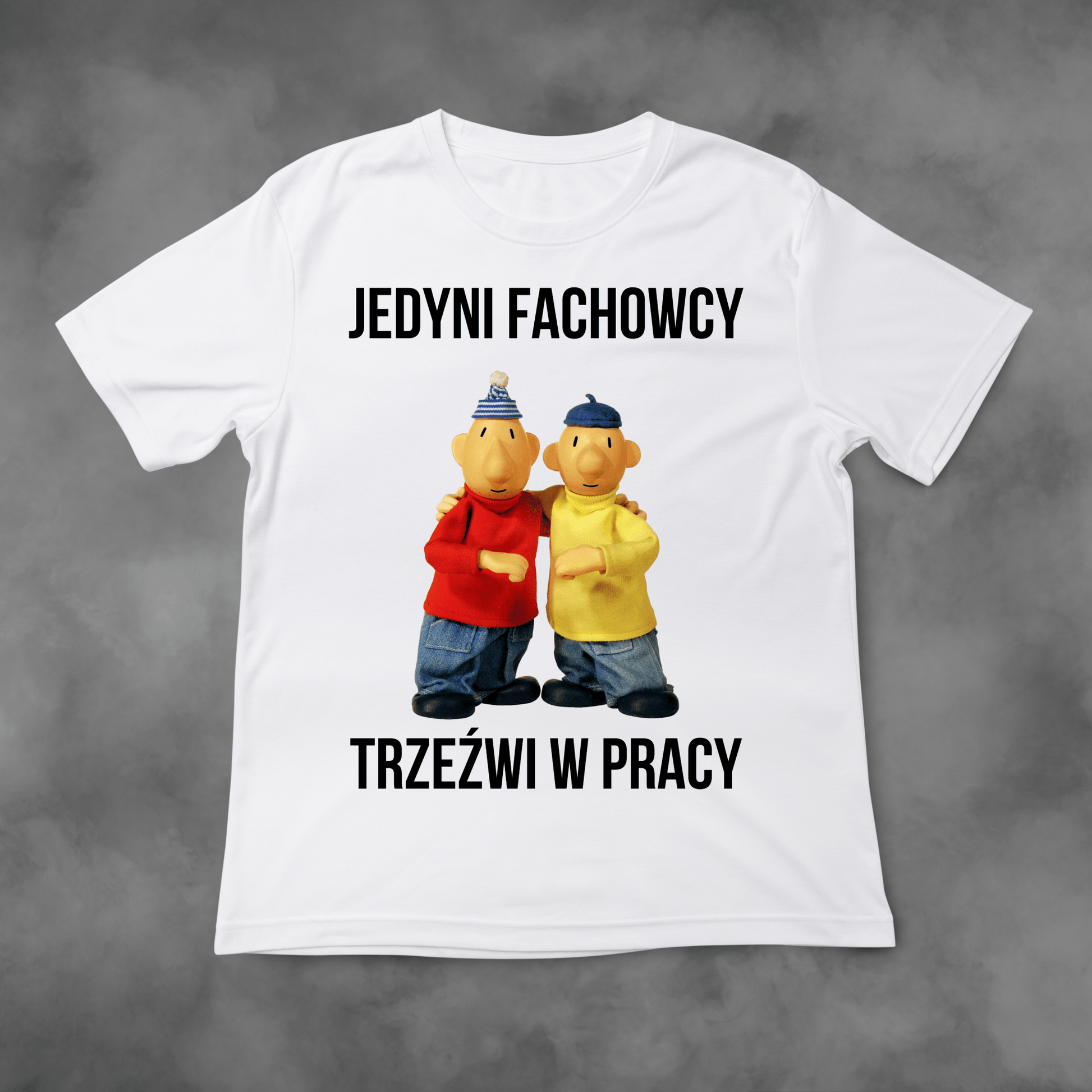 Biała koszulka z nadrukiem Sąsiedzi "Jedyni Fachowcy Trzeźwi w Pracy" idealna na PREZENT - FUNNYWEAR