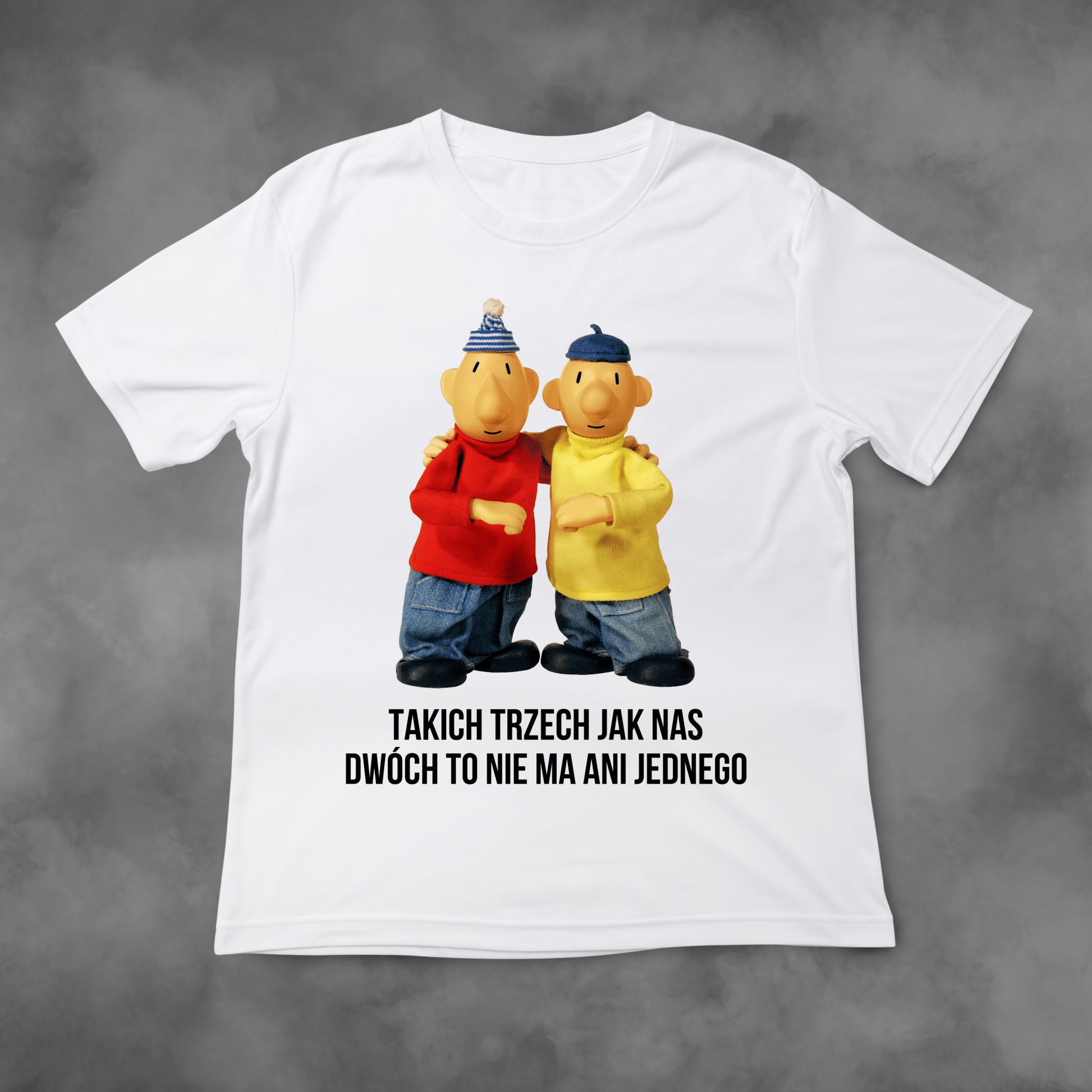 Biała koszulka z nadrukiem Sąsiedzi "Takich Trzech Jak Nas Dwóch To Nie Ma Ani Jednego" idealna na PREZENT - FUNNYWEAR