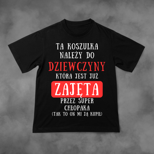 Czarna koszulka z nadrukiem Koszulka Należy Już Do Dziewczyny ZAJĘTY idealna na PREZENT i WALENTYNKI - FUNNYWEAR